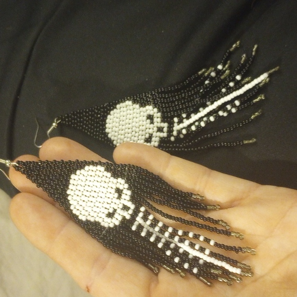 💀 Spooky skull earrings, longer seed beads, hook earrings - Picture 3 of 3